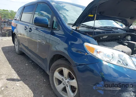 2011 Toyota Sienna Le V6 z USA, uszkodzony, nr VIN 5TDKK3DC2BS167825
